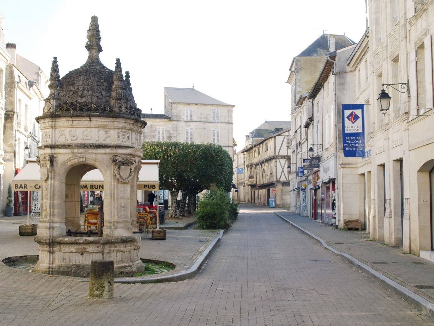 rue de la Tour de l'horloge St Jean d'Angély