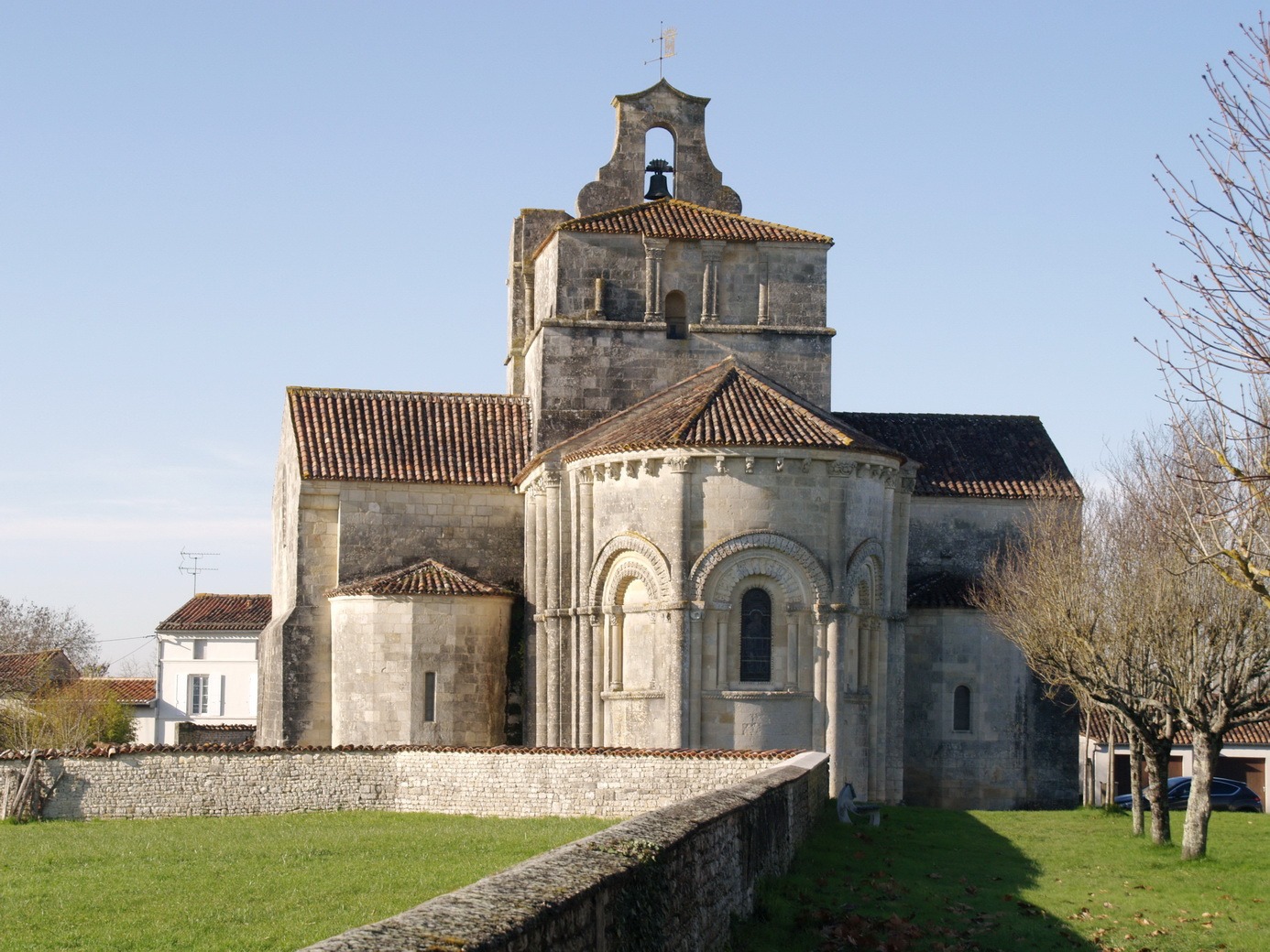 OLYMPUS DIGITAL CAMERA Eglise St Pierre de Marestay Matha