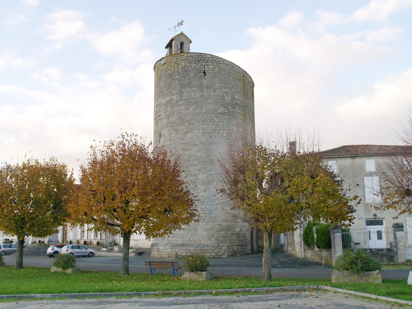 OLYMPUS DIGITAL CAMERA Donjon Aulnay de Saintonge