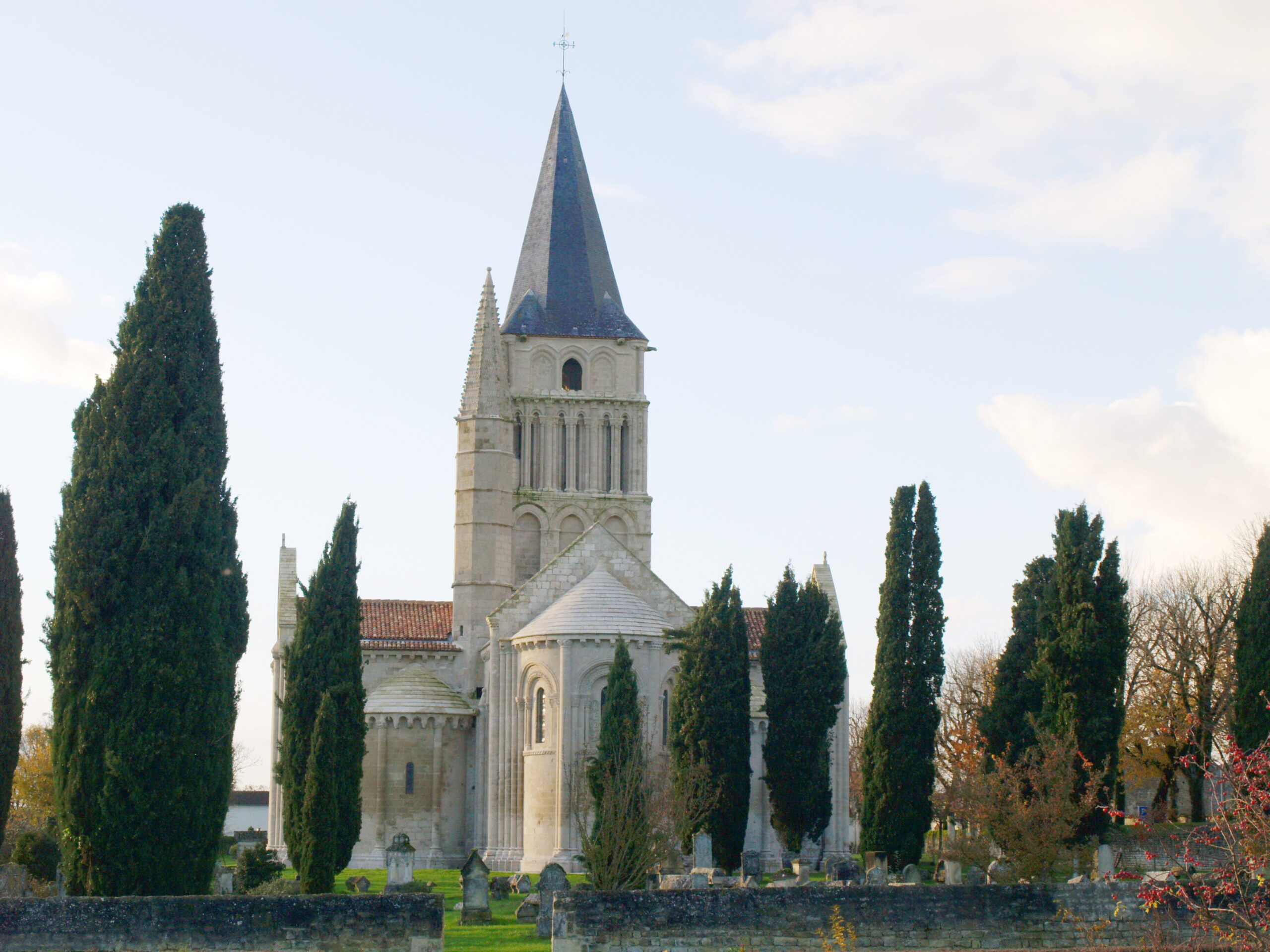 OLYMPUS DIGITAL CAMERA Eglise Saint Pierrre Aulnay de Saintonge